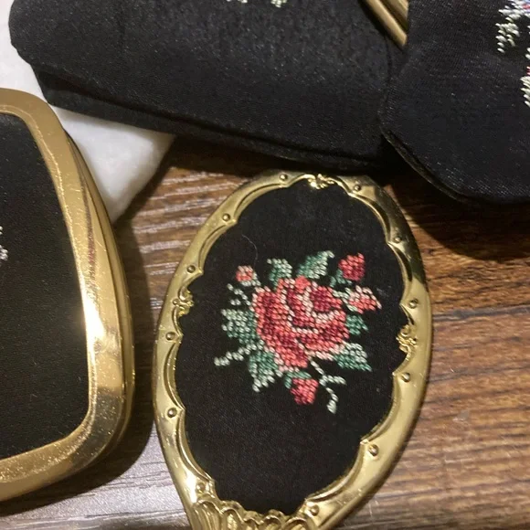 Vintage Rose Petit point embroidery on compact set - Picture 3 of 16